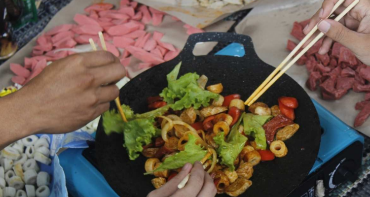 Ngegrill menjadi kesukaan Gen Z di Blitar sebagai gaya nongkrong baru yang seru, hemat, dan penuh kebersamaan.