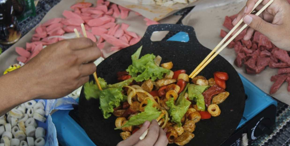 Ngegrill menjadi kesukaan Gen Z di Blitar sebagai gaya nongkrong baru yang seru, hemat, dan penuh kebersamaan.