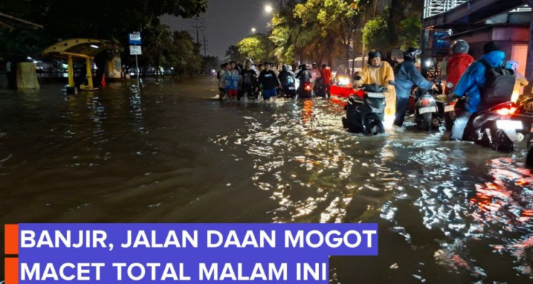 Banjir setinggi 60 cm menggenangi Daan Mogot Jakarta Barat. TransJakarta perpendek rute dan lalu lintas tersendat sejak pagi.