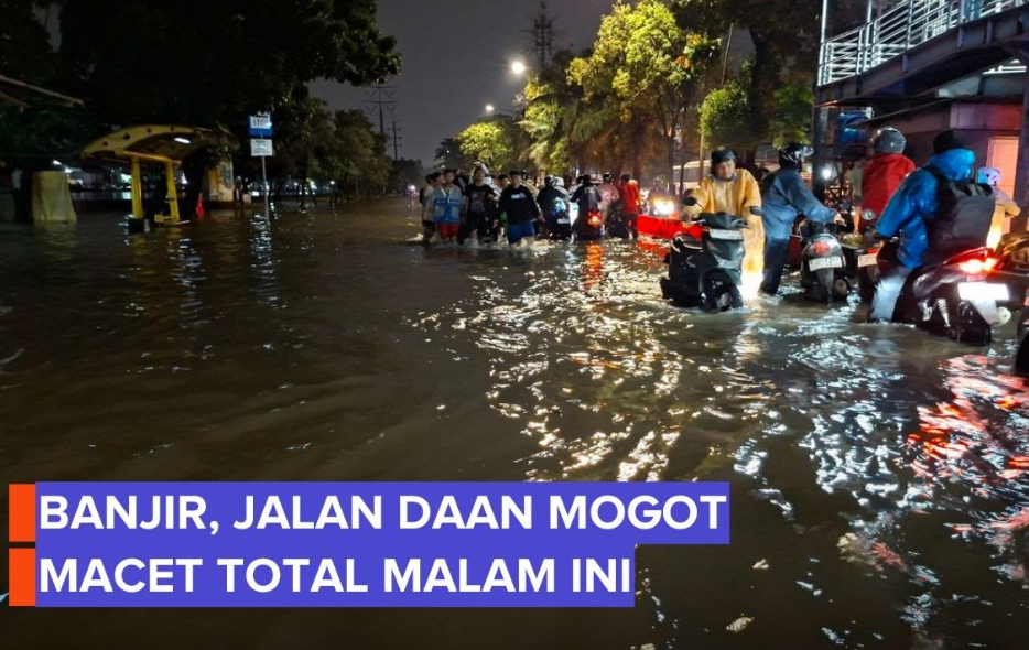 Banjir setinggi 60 cm menggenangi Daan Mogot Jakarta Barat. TransJakarta perpendek rute dan lalu lintas tersendat sejak pagi.