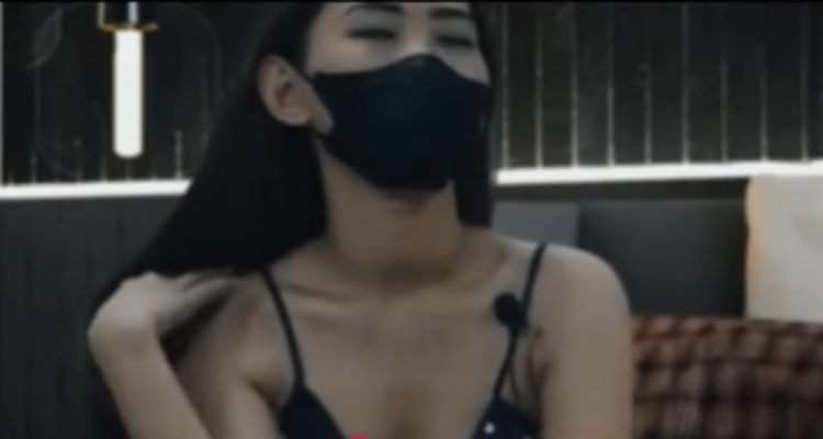 Semuanya bermula dari tempat kerja FnB (Food and Beverage). Saya server, dia barista. Usia kami seumuran atau dekat, dan awalnya hanya godain-godainan biasa. Semuanya bermula dari tempat kerja FnB (Food and Beverage). Saya server, dia barista. Usia kami seumuran atau dekat, dan awalnya hanya godain-godainan biasa.