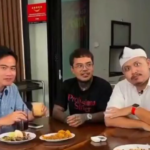 Mengenal Coki Pardede, pandangan agamanya, serta kontroversi candaan terhadap Wapres Gibran dalam konteks humor politik Indonesia.