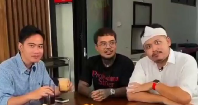 Mengenal Coki Pardede, pandangan agamanya, serta kontroversi candaan terhadap Wapres Gibran dalam konteks humor politik Indonesia.