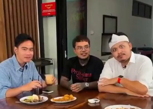 Mengenal Coki Pardede, pandangan agamanya, serta kontroversi candaan terhadap Wapres Gibran dalam konteks humor politik Indonesia.