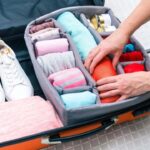Tips packing efisien untuk traveling agar koper lebih ringkas, rapi, dan perjalanan terasa nyaman tanpa ribet.