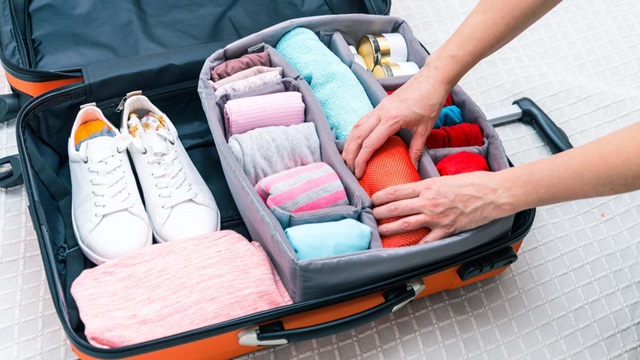 Tips packing efisien untuk traveling agar koper lebih ringkas, rapi, dan perjalanan terasa nyaman tanpa ribet.